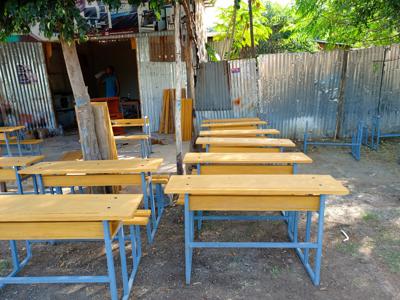 Combined Desk for thre students can Hold