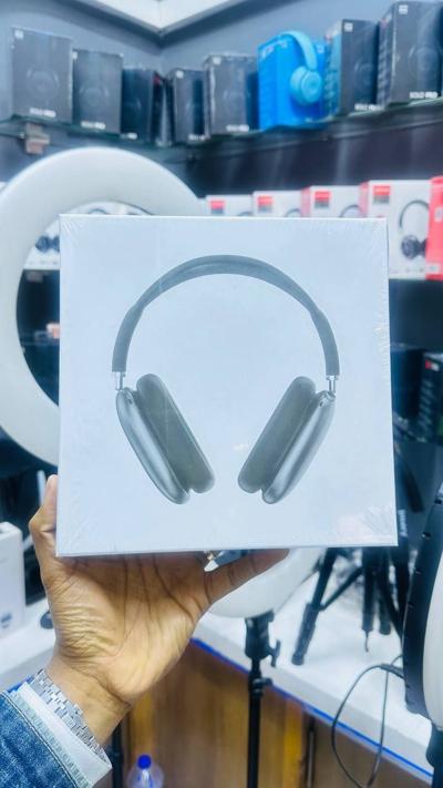 APPLE AIRPOD MAX With smart Case and ACTIVE NOISE CANCELATION.