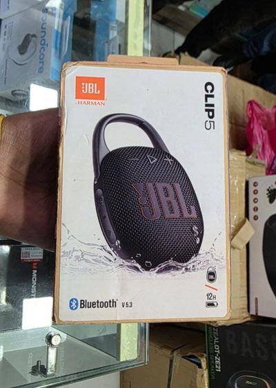 JBL Clip 5 Portable Speaker Up to 12 hours of music playtime - Clip and Play, All Day!