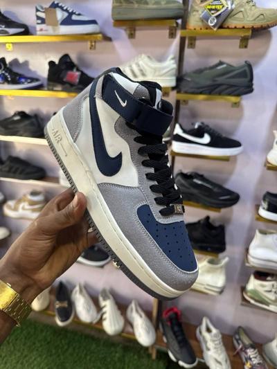 â
NIKE AIR FORCE 1 MID SNIKER