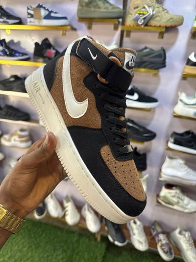 â
NIKE AIR FORCE 1 MID SNIKER